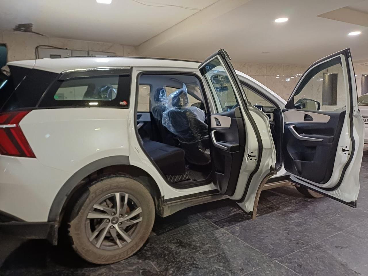 Rent a self drive car in Delhi- Mahindra XUV700