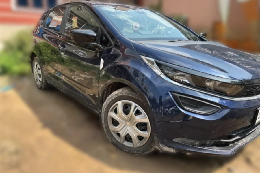 Self drive car in Delhi Airport Altroz