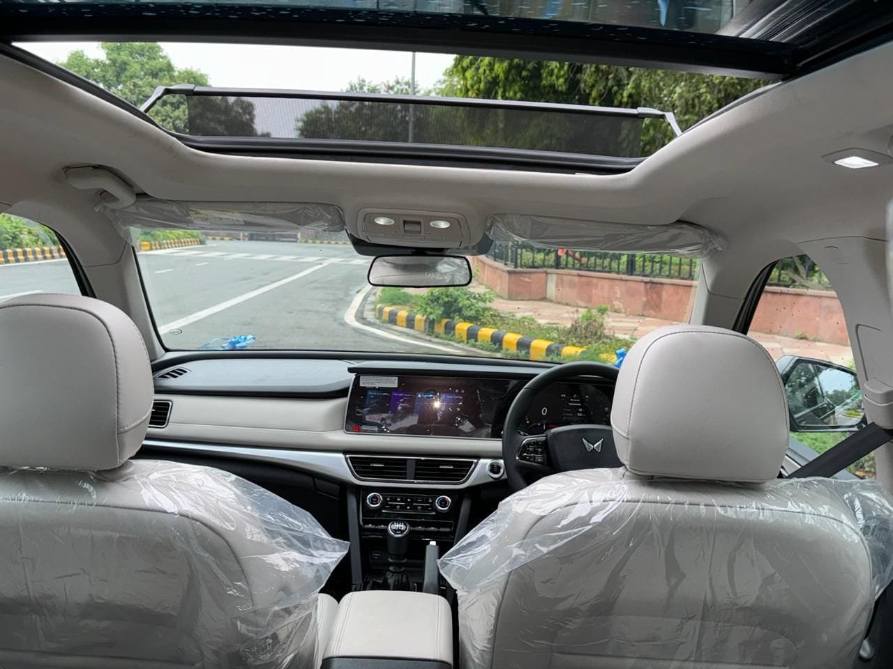 car rental delhi airport xuv700