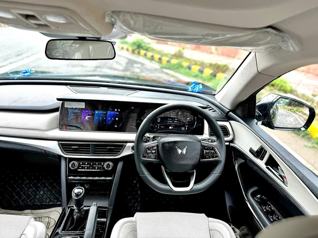 car rental delhi airport xuv700